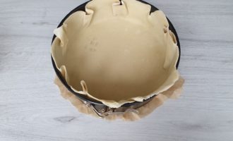 asezam aluatul pentru tarta in tava