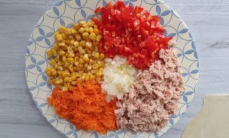 ingredientele pentru tarta cu ton conservat si porumb