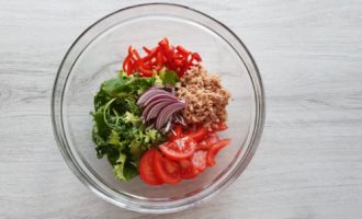 ingrediente pentru salata cu ton conservat si verdeata